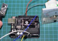 Thermometer with dial indicator on an Arduino microcontroller